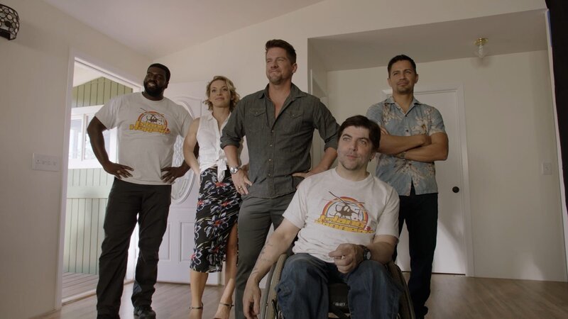 (hinten v.l.n.r.) Theodore „TC“ Calvin (Stephen Hill);Juliett Higgins (Perdita Weeks); Orville „Rick“ Wright (Zachary Knighton); Thomas Magnum (Jay Hernandez) – Bild: CBS Studios Inc. and Universal Television LLC.