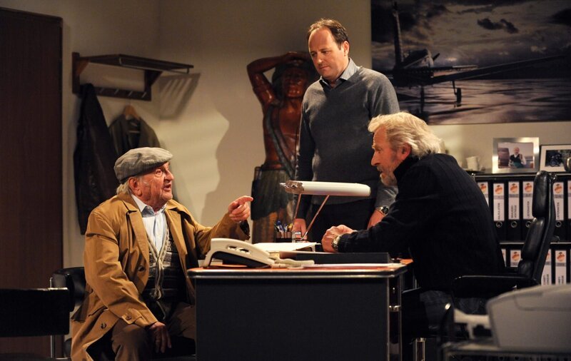 Bichlmaier gesteht Martin und Hubert, dass er hinter der Erpressung steckt. Von links: Arthur Bichlmaier (Adolf Adam), Hubert (Bernhard Ulrich) und Martin Kirchleitner (Hermann Giefer). – Bild: BR/​Marco Orlando Pichler