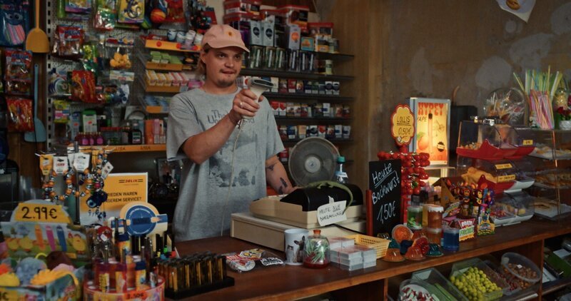 Fred (Wilson Gonzalez) hat Spaß an seinem neuen Arbeitsplatz. – Bild: Max Rauer /​ ZDF