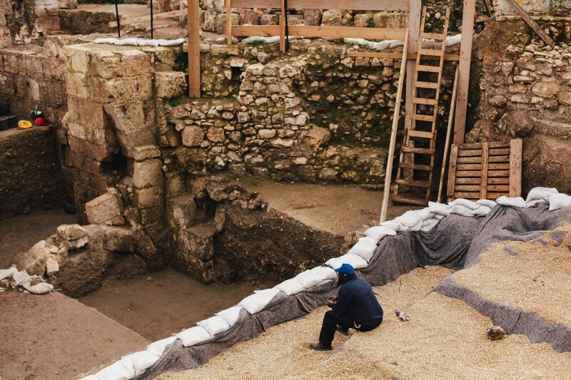 Historiker halten es für wahrscheinlich, dass der vermisste Schatz der Tempelritter in versteckten Höhlen unterhalb der Stadt Jerusalem liegt. – Bild: LIKE A SHOT ENTERTAINMENT