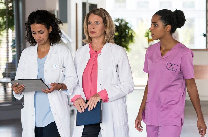 Dr. Ruhland berät sich mit ihren Kolleginnen Leyla Sherbaz und Emma Jahn über ihren aktuellen, gemeinsamen Fall. – Bild: ARD/​Jens Ulrich Koch