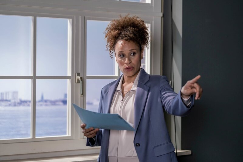 Ella Hansen (Oceana Mahlmann), die neue Chefin der SOKO Hamburg, bringt mit ihren Fragen die Ermittler auf eine Idee. – Bild: Sandra Hoever /​ ZDF