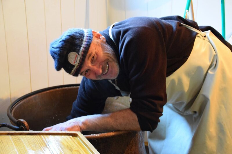 Bauer Patrick Ancey bereitet Tomme-Käse zu. – Bild: Gero von Schneider-Marientreu