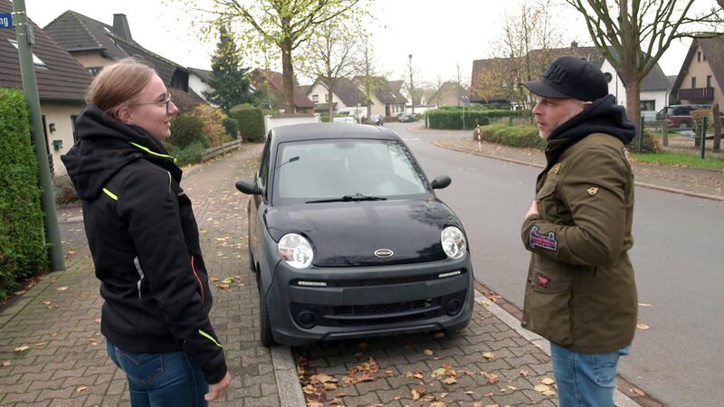 Lenas Microcar fährt nicht mehr. Kann Experte Sidney Hoffmann helfen? – Bild: RTLZWEI