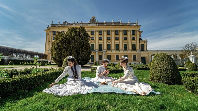 Die Jungen Prinzessinnen genießen ihren Nachmittag in der Sonne. – Bild: ORF/​Produktion West/​Kreativlösung/​Gerald Prüller
