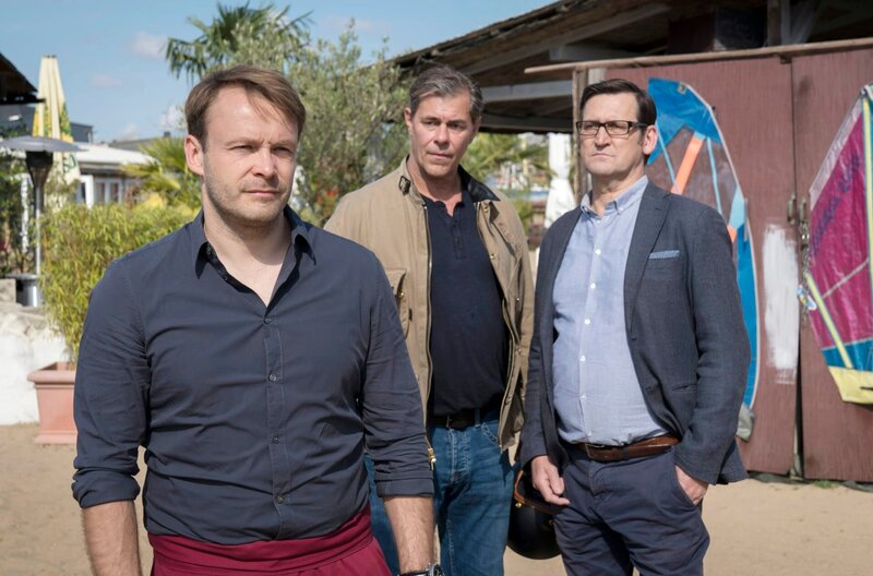 Der tote Heilpraktiker wollte als Zeuge in einem Sorgerechtsprozess aussagen. Sein Auftritt vor Gericht hätte dem Vater Leif Peters das Sorgerecht für seine kleine Tochter gekostet. V.l.n.r. Leif Peters (Matthias Ziesing), Finn (Sven Martinek), Lars (Ingo Naujoks) – Bild: WDR/​ARD/​Georges Pauly