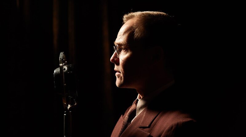 Dietrich Bonhoeffer wird von Matthias Koberlin gespielt. – Bild: ZDF und NDR/Thomas Bresinsky Dietrich Bonhoeffer wird von Matthias Koberlin gespielt. – Bild: ZDF und NDR/Thomas Bresinsky