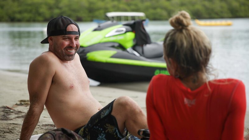 Mark swimming at Starfish beach, Key laying on the shore. – Bild: Sharp Entertainment /​ Discovery Communications, LLC