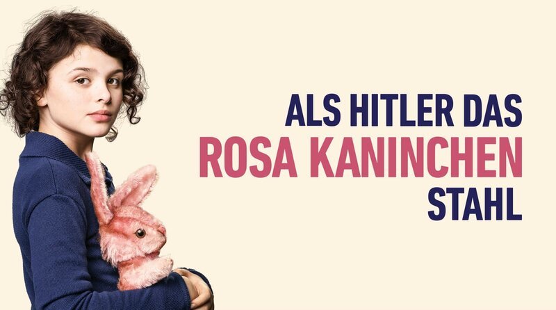 Berlin im Januar 1933. Für die neunjährige Anna Kemper (Riva Krymalowski) endet die Unbeschwertheit ihrer Kindheit durch Hitlers Machtergreifung. – Bild: ARD Degeto/2019 Sommerhaus Filmproduktion GmbH, La Siala Entertainment GmbH / NEXTFILM Filmproduktion GmbH und Co. KG / Warner Bros. Entertainment GmbH/Mathias Bothor Berlin im Januar 1933. Für die neunjährige Anna Kemper (Riva Krymalowski) endet die Unbeschwertheit ihrer Kindheit durch Hitlers Machtergreifung. – Bild: ARD Degeto/2019 Sommerhaus Filmproduktion GmbH, La Siala Entertainment GmbH / NEXTFILM Filmproduktion GmbH und Co. KG / Warner Bros. Entertainment GmbH/Mathias Bothor
