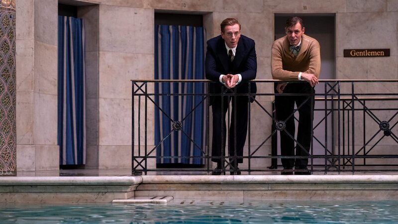 Nicholas Elliott (Damian Lewis, l.) und Ian Fleming (Edward Baker-Duly, r.) – Bild: Sony Pictures Television