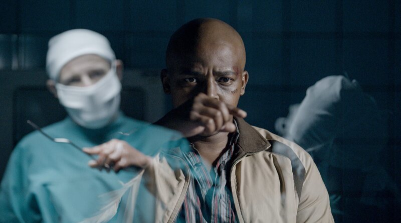 Pionierarbeit: Hamilton (Loyiso MacDonald, re.) assistiert Dr. Barnard (Alexander Scheer) bei einer schwierigen Operation. – Bild: ARD Degeto/Producers at Work/Mia-Film/Frizzi Kurkhaus Pionierarbeit: Hamilton (Loyiso MacDonald, re.) assistiert Dr. Barnard (Alexander Scheer) bei einer schwierigen Operation. – Bild: ARD Degeto/Producers at Work/Mia-Film/Frizzi Kurkhaus