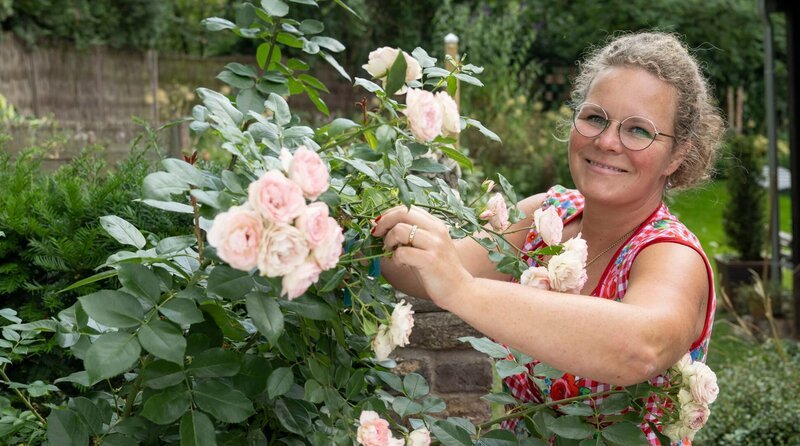 Zur fünften Gartenreise lädt Dreifach-Mama Kai Judith Wetzel in die Nordeifel in ihren Staudengarten mit Laube, Feuerstelle und vielen selbst gemachten Keramiken. Ihre große Liebe gilt England und der dortigen Gartenkultur. Von ihren jährlichen Reisen auf die britische Insel bringt sie Pflanzen als auch Dekorationselemente mit, mit denen sie Garten und Haus verschönert. – Bild: WDR/​Melanie Grande