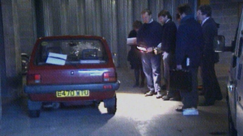 Experten untersuchen das Auto nach dem Unfall. – Bild: ZLW /​ © Crime + Investigation /​ A+E Networks