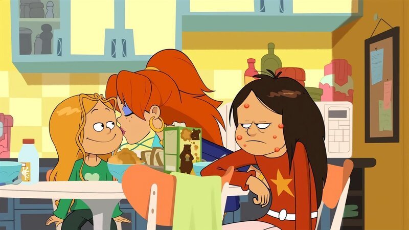 Übernachtungsgast Rachel umgarnt Marine beim Frühstück, während die von Mücken zerstochene Wendy die Nase voll hat. – Bild: NDR/​Bamboo Production/​Samka Productions