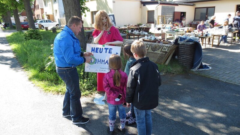 Trödelexperte Otto Schulte bereitet alles für den anstehenden Flohmarkt vor. – Bild: RTL II