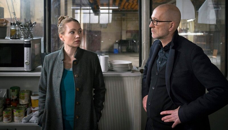 Kriminalkommissar Jan Fabel (Peter Lohmeyer, re.) beurlaubt seine Kollegin Maria (Lisa Maria Potthoff) vorübergehend vom Dienst. – Bild: ARD Degeto/​Tivoli Film/​Georges Pauly