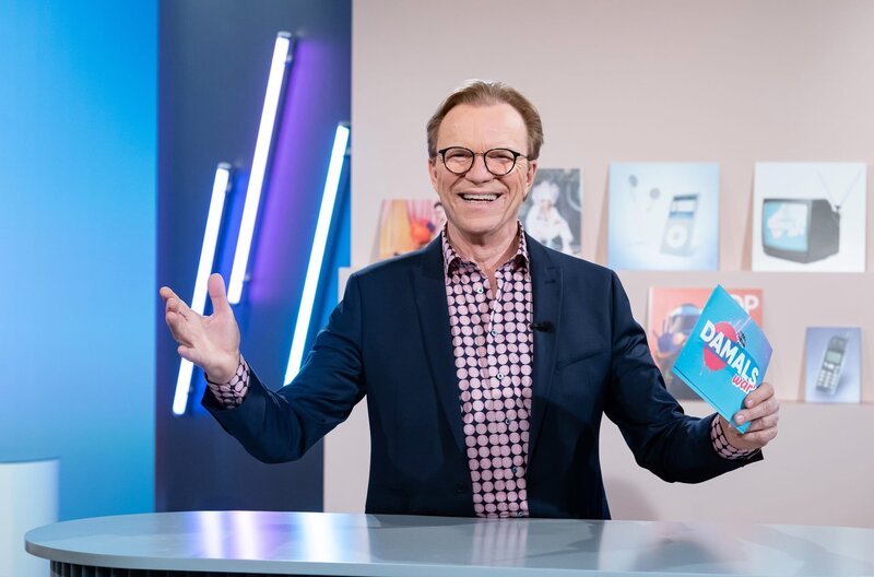 MITTELDEUTSCHER RUNDFUNK Damals war’s – Präsentiert von Wolfgang Lippert Moderator Wolfgang Lippert im Damals war’s – Studio © MDR/​Tom Schulze, honorarfrei – Verwendung gemäß der AGB im engen inhaltlichen, redaktionellen Zusammenhang mit genannter MDR-Sendung und bei Nennung „Bild: MDR/​Tom Schulze“ (S2+). MDR/​HA Kommunikation, 04360 Leipzig, Tel: (0341) 300 6477 oder – 6463 – Bild: MDR/​Tom Schulze /​ MDR/​HA Kommunikation