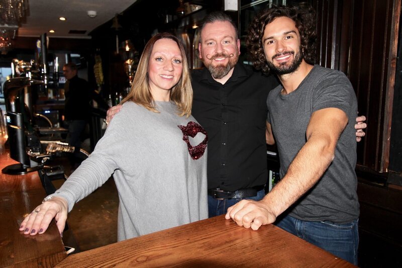 Joe Wicks (r.) – Bild: Full Fat Television Lizenzbild frei
