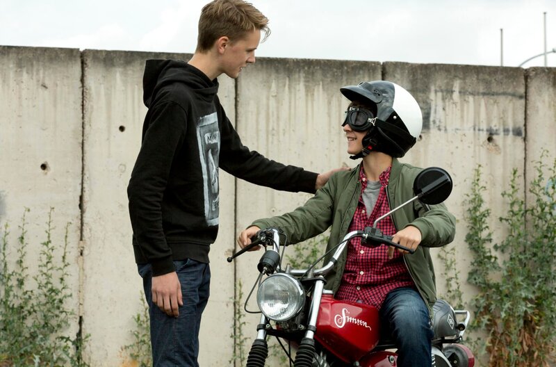 Paul (Julian König, r.) fährt stolz mit dem Moped seines Kumpels. – Bild: ARD/​Volker Roloff