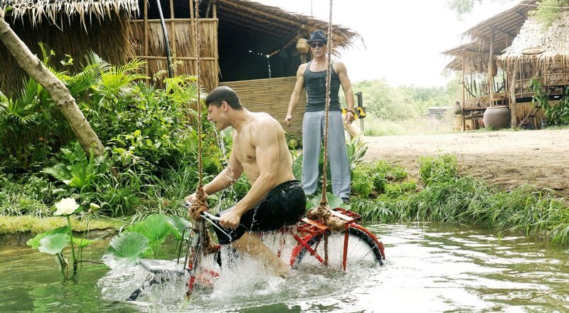 Nachdem sein Bruder David von einem Thaiboxer im Kampf ermordet wurde, trainiert Kurt (Alain Moussi, l.) mit Davids ehemaligem Lehrer, Meister Durand (Jean-Claude Van Damme, r.), um den Mörder herauszufordern … – Bild: Elite Entertainment Group