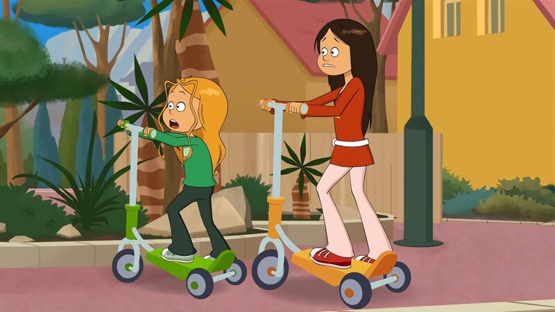 Marine und Wendy verfolgen mit dem Tretroller den Lastwagen, der die Kuscheltiere abgeholt hat. – Bild: NDR/​Bamboo Production/​Samka Productions