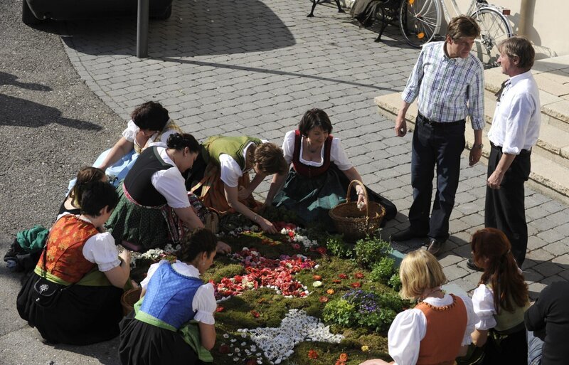 Die Lansinger bereiten den Blumenteppich für Fronleichnam vor. Von links: Roland Bamberger (Horst Kummeth) und Xaver (Michael Schreiner). – Bild: BR/​Marco Orlando Pichler