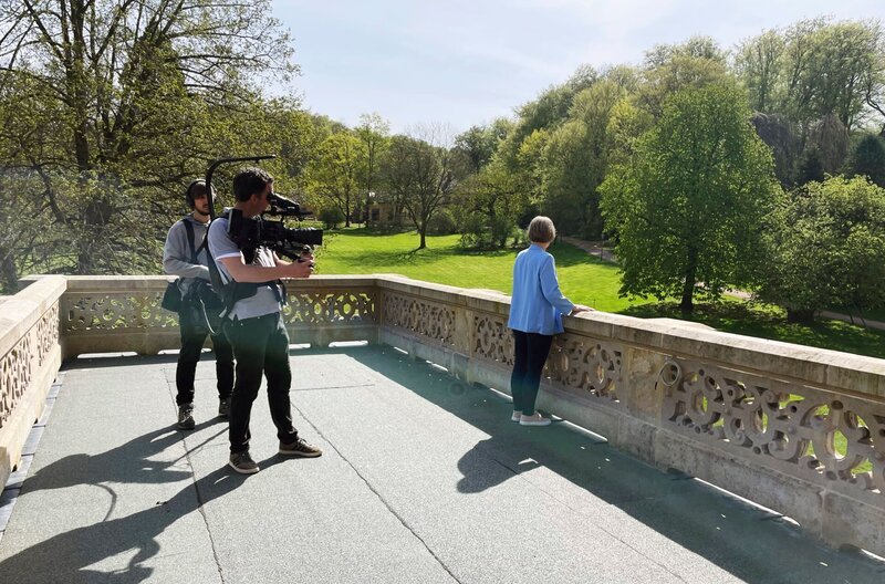Filmaufnahmen auf der Terrasse von Schloss Altenstein – Bild: MDR/Savidas/Torsten Archut Filmaufnahmen auf der Terrasse von Schloss Altenstein – Bild: MDR/Savidas/Torsten Archut