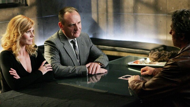 30 Jahre nach seinem Verschwinden wird in einem See die Las Vegas-Legende Mickey Dunn in seinem Wagen mit einer Leiche gefunden. Catherine Willows (Marg Helgenberger) und Captain Jim Brass (Paul Guilfoyle) befragen Mickey Dunn (Roger Daltrey, r.). – Bild: TVNOW /​ CBS