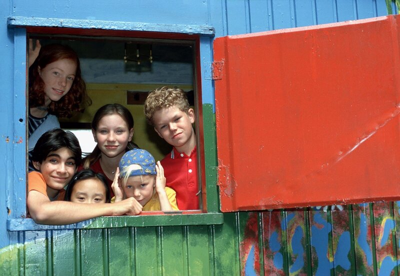 Von links: Hexe (Marleen Lohse), Timo (Marco Soumikh), Kiki (Thuy-Anh Cao), Lisa (Katharina Wäschenbach), Merle (Elisa Pries) und Tobias (Tim Küchler). – Bild: NDR/​NDR/​Televersal