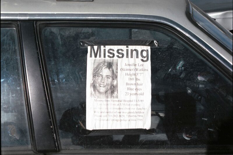 Ein Papier wo steht, dass Jennifer Watkins gesucht wird. – Bild: abacus /​ Peninsula Television