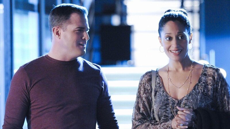 Im Polizeipräsidium taucht plötzlich Gloria Parkes (Tracee Ellis Ross) auf und will von Nick (George Eads) wissen, wo sie ihren Ex-Mann Ray finden kann. – Bild: MG RTL D /​ CBS