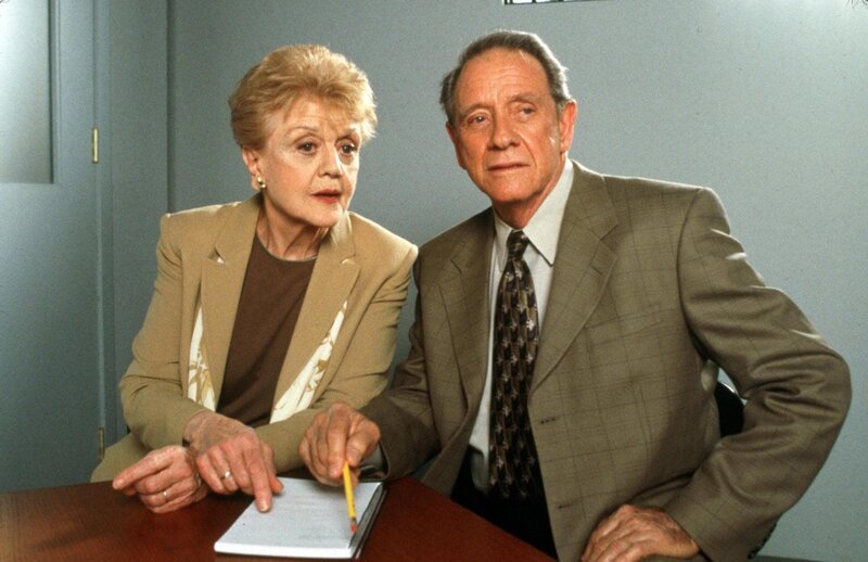 Jessica (Angela Lansbury) und Warren Pierce (Richard Crenna) arbeiten an dem Fall. – Bild: RTLup