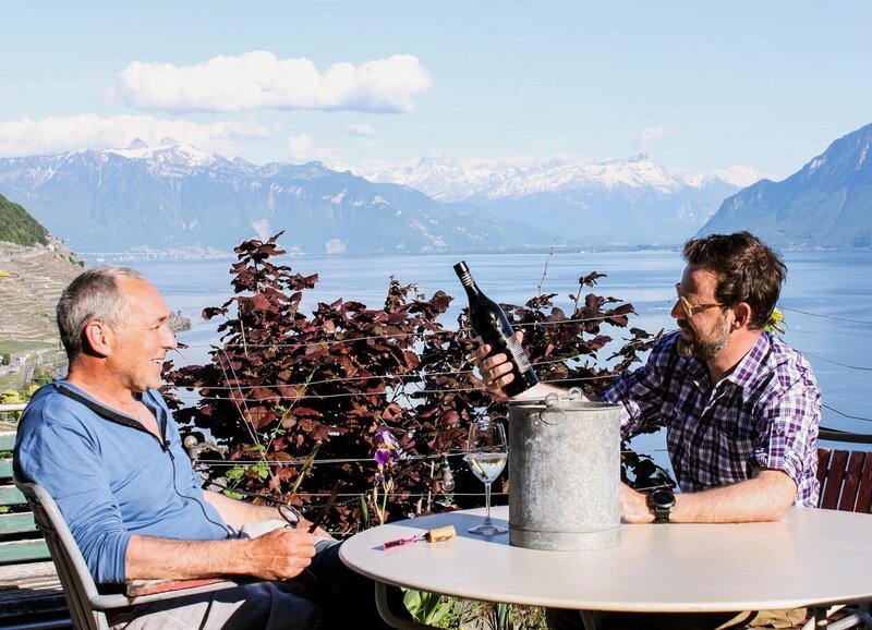 SRF bi de Lüt Wunderland – Lac Léman – Lavaux Staffel 6, Episode 5 Weinbauer Gilles Wannaz und Nik Hartmann beim Apéro, hoch über dem Lac Léman – Bild: SRF
