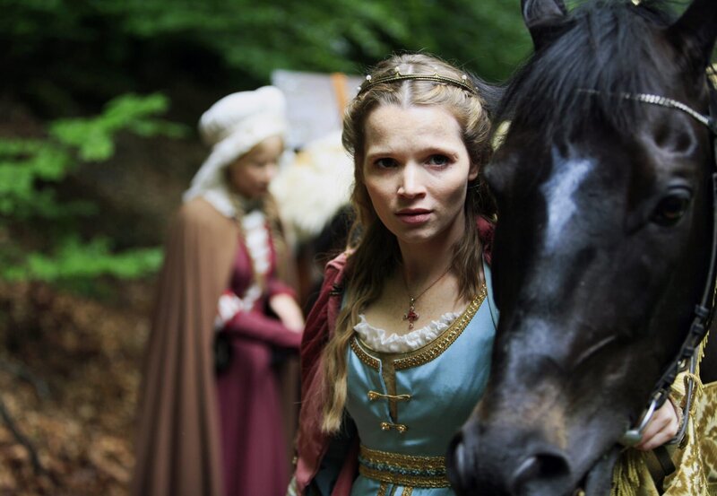 Prinzessin Elisabeth (Karoline Herfurth, vorne) hat sich mit ihrem sprechenden Pferd Falada und ihrer Zofe Magdalena (Susanne Bormann) auf den Weg zum Schloss von König Gustav gemacht. – Bild: HR/​HR/​Kinderfilm GmbH/​Felix Holland