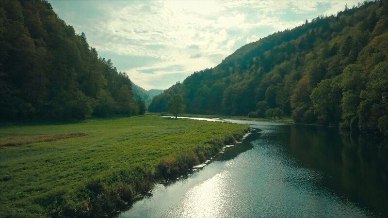 Die Wanderroute durchquert ein Naturschutzgebiet mit einem Auengebiet von nationaler Bedeutung. – Bild: ZDF und SRF
