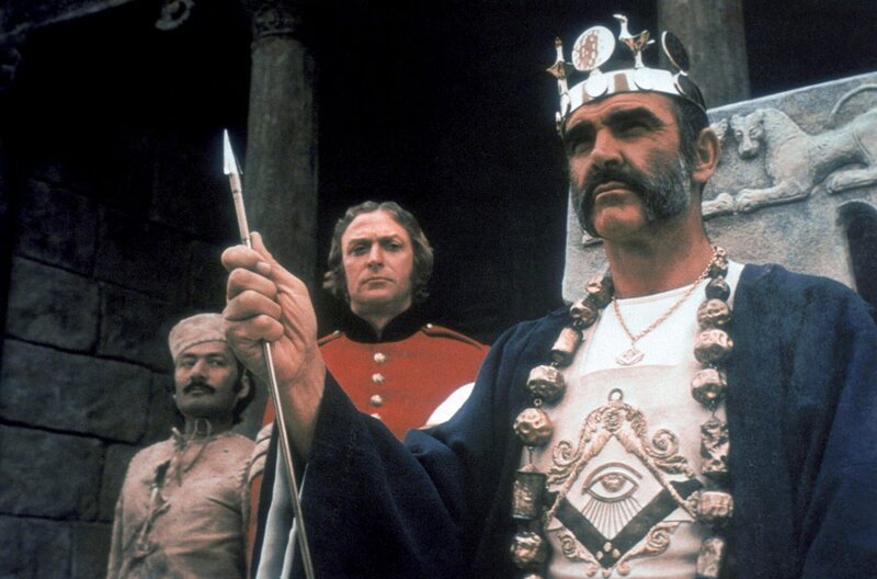 An der Seite seines Kumpanen Peachy Carnehan (Michael Caine, Mi.) und ihres Begleiters Billy Fish (Saeed Jaffrey, li.) wird Danny Dravot (Sean Connery, re.) König von Kafiristan. – Bild: arte An der Seite seines Kumpanen Peachy Carnehan (Michael Caine, Mi.) und ihres Begleiters Billy Fish (Saeed Jaffrey, li.) wird Danny Dravot (Sean Connery, re.) König von Kafiristan. – Bild: arte