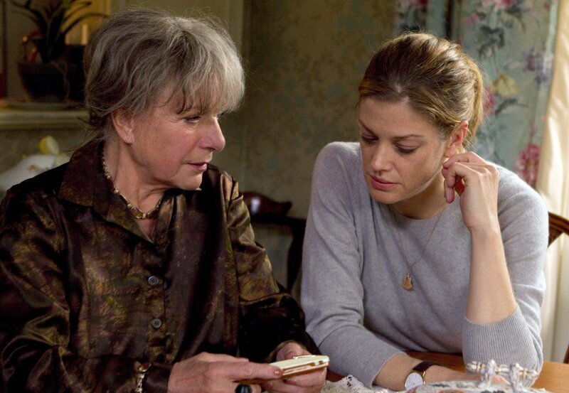 Nach und nach beginnt Fiona (Hannelore Hoger), ihre Enkelin Leslie (Marie Bäumer) in ein dunkles Familiengeheimnis einzuweihen. – Bild: ZDF und ARD Degeto/​Teamworx/​J.v. Vieting.