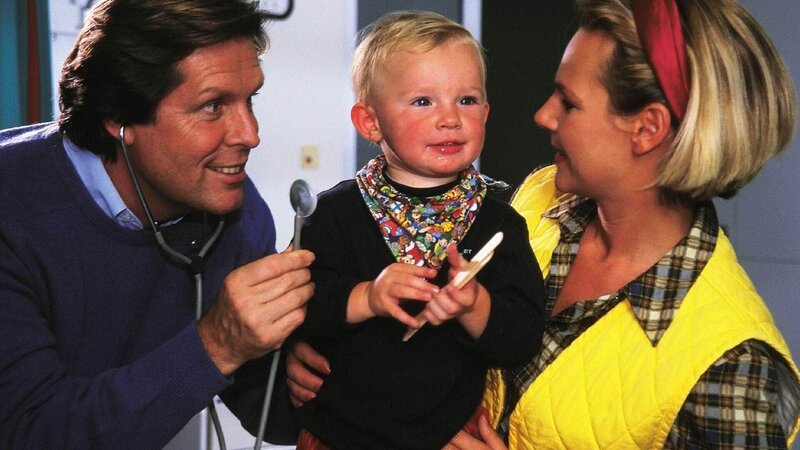 Fast wie eine richtige Familie: Dr. Stefan Frank (Sigmar Solbach), Tierärztin Susanne Berger (Daniela Strietzel) und ihr Sohn Marc (Maximilian Zilz). – Bild: MG RTL D /​ Elke Werner