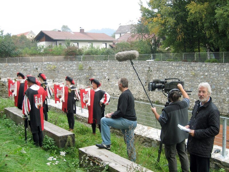 Redakteur Werner Freudenberger (re.) und sein Team bei den Dreharbeiten. – Bild: ZDF und ORF/​Hirschl