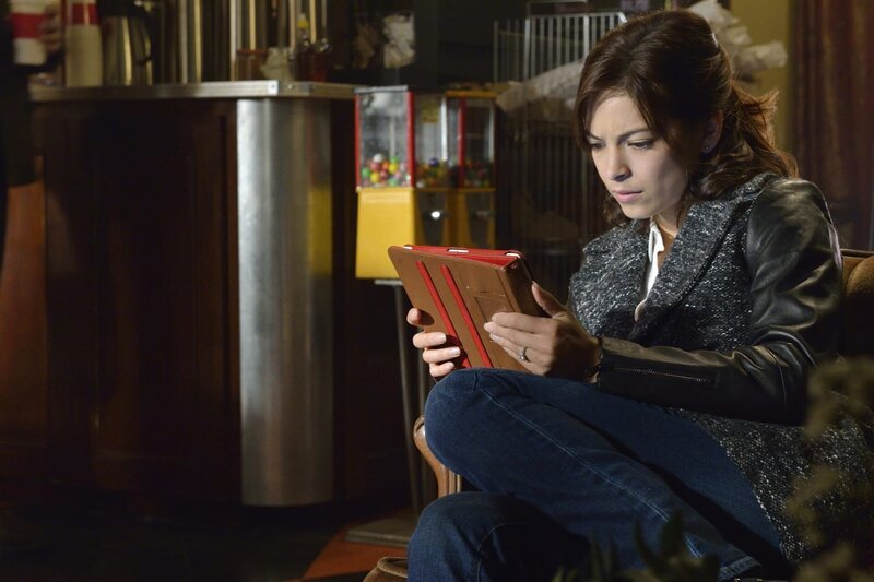 Bildet Catherine (Kristin Kreuk) sich wirklich nur ein, Carol ständig in ihrer Nähe zu sehen oder ist die Scharfschützin hinter ihr her? – Bild: The CW Network, LLC.