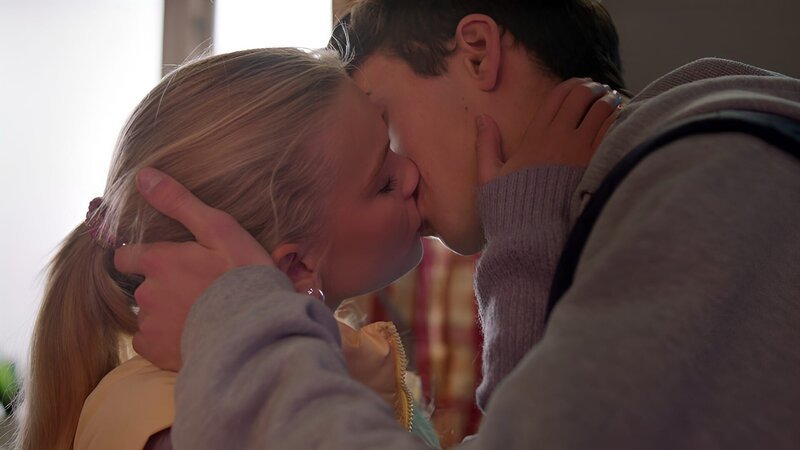 Jenny muss Küssen üben und Yasin hilft (Anine Bonnevie Nagell-Høyer(links), Yousef Ali Ismail (rechts). – Bild: WDR/​NRK/​Beta Film