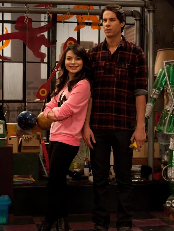 Miranda and Jerry are chummy like bro and sis even when the cameras aren’t rolling! – Bild: Nickelodeon/​Comedy Central
