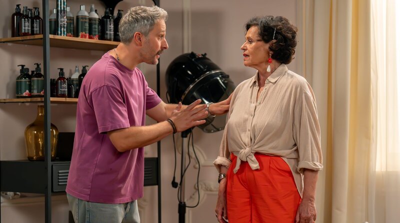 Miro (Pablo Sprungala, l.) bremst Ricarda (Pia Hänggi, r.) ein, als die neugierig das Baby-Thema anschneidet. – Bild: ARD/​WDR/​Thomas Neumeier