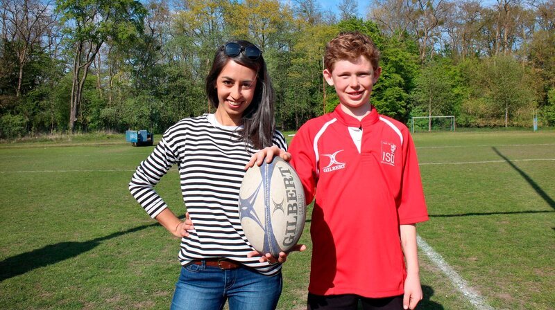 Es geht um Rugby! Moderatorin Muschda mit Mika – Bild: WDR/​Claudia Bruder