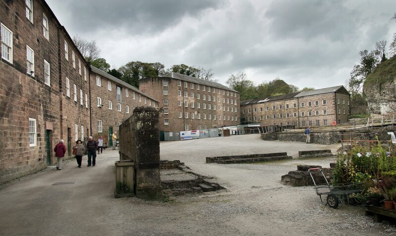 Cromford Mill, Ansicht des Fabrikgeländes. – Bild: ZDF/​SWR/​Schmidt&Paetzel fernsehfilme
