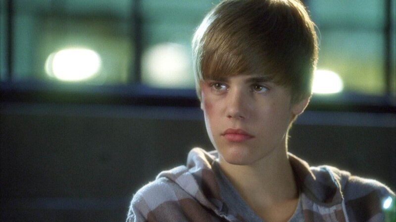 Sara (Jorja Fox) versucht gemeinsam mit Ray Langston herauszufinden, ob der namhafte Psychologieprofessor Dr. Aden in Verbindung mit den Morden und dem Verschwinden der Leichen steht. – Bild: RTL