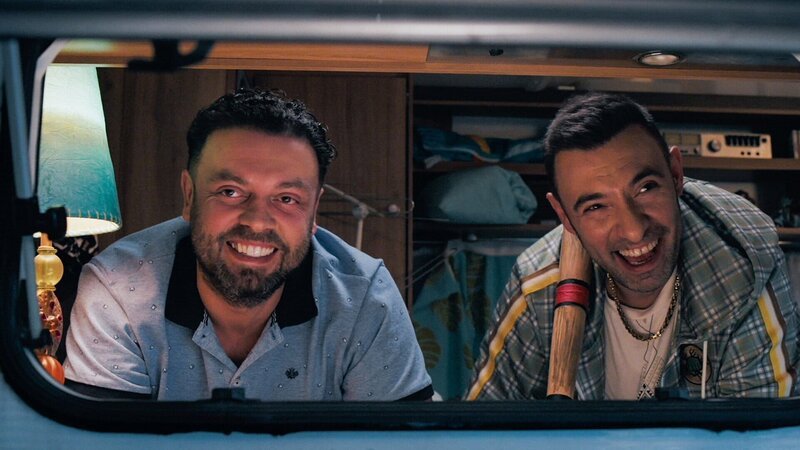 Te Berberi Folge 6 – In da Club Sind guter Dinge: Florim Brajshori als Daut, Vedat Bajrami als Rocki Regie: Jyri Pasanen Drehbuch: Arne Kohlweyer, Garrick Lauterbach, Urs Humbel Produktion: Shocki Film – Bild: SRF