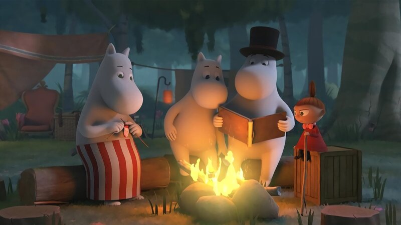 In der Nähe des Camps haben auch die Mumins ihre Zelte aufgeschlagen. Muminpapa hat für die romantischen Abende sein Fotoalbum mitgebracht. – Bild: ZDF/​Moomin Characters/​Gutsy Animations