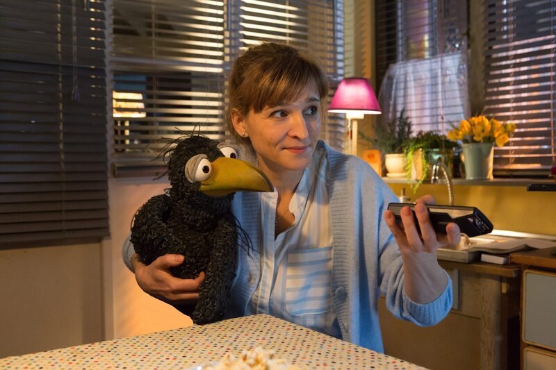 Rabe Rudi (Lennart Morgenstern) ist sauer: Warum kann er nicht mit Siebenstein (Henriette Heinze) einen Gruselfilm anschauen? – Bild: ZDF/​Zia Ziarno