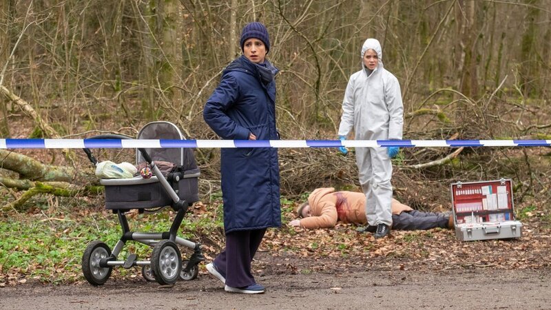 Die Ermittlerinnen stehen ratlos im Wald, neben einer Leiche und einem leeren Kinderwagen, v.li.: Stephanie Stumph als Annabell Lorenz, Isabella Surel als Marlies Thalmaier, Sidonie von Krosigk als Dr. Luisa Geiger – Bild: SRF/​ZDF/​Erika Hauri